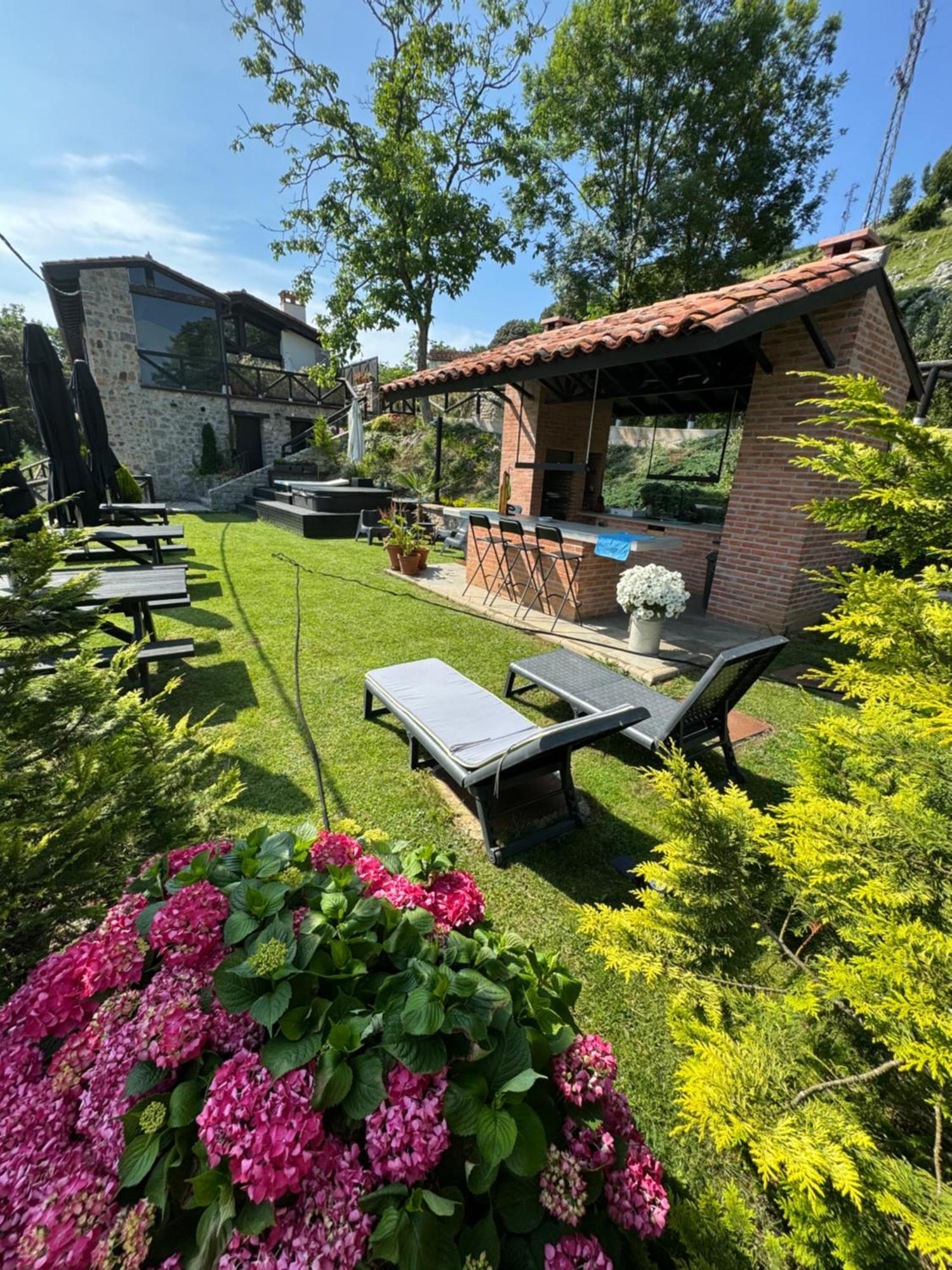 Apartamentos Picabel Onís Exteriör bild